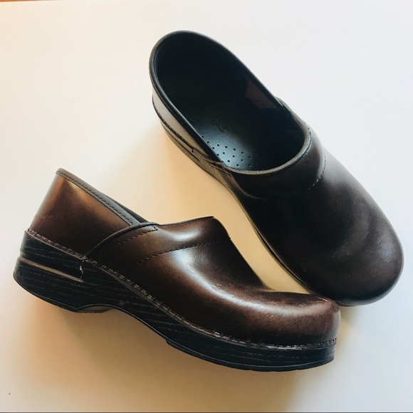 Dansko Women’s Brown Clogs GUC size 39 - Picture 1 of 8